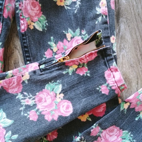 Guess Girls Floral Jeans. 3 Zip Crop Stretchy Denim Size 23 Jeans. Zips on Hems. - Picture 3 of 10